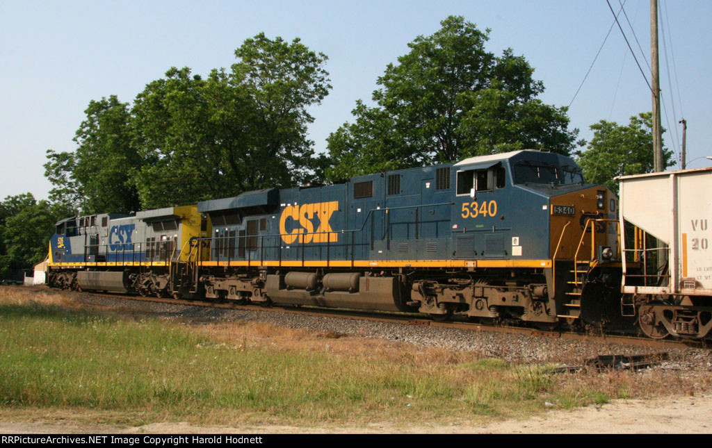 CSX 526 & 5340 lead train Q776 (Vulcan rock train) southbound